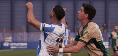 Foto de portada: Disputa de pilota durant el partit. @CESabadell, via X