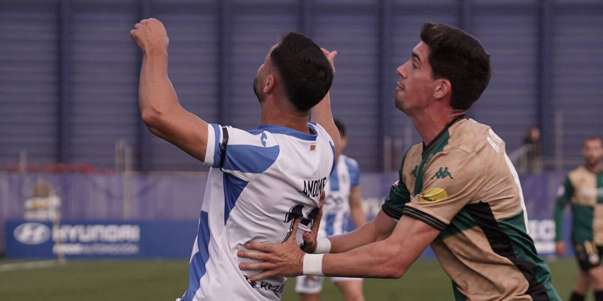 Foto de portada: Disputa de pilota durant el partit. @CESabadell, via X