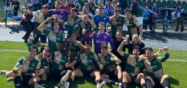 Foto de portada: El Sabadell, celebrant amb els aficionats desplaçats. @CESabadell, via X