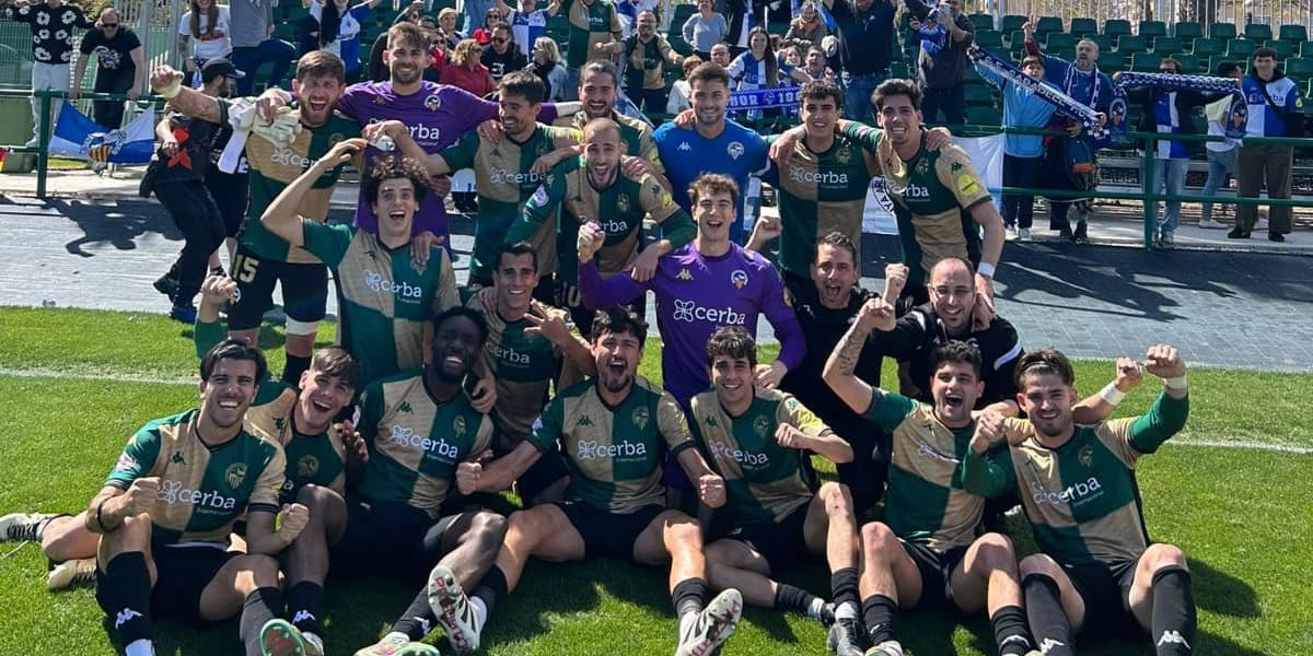 Foto de portada: El Sabadell, celebrant amb els aficionats desplaçats. @CESabadell, via X