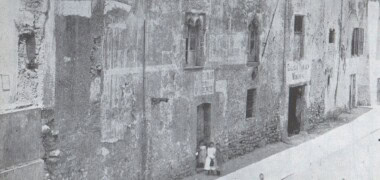 El Casal dels Meca, una de les nissagues sabadellenques, abans del seu enderrocament en 1899.