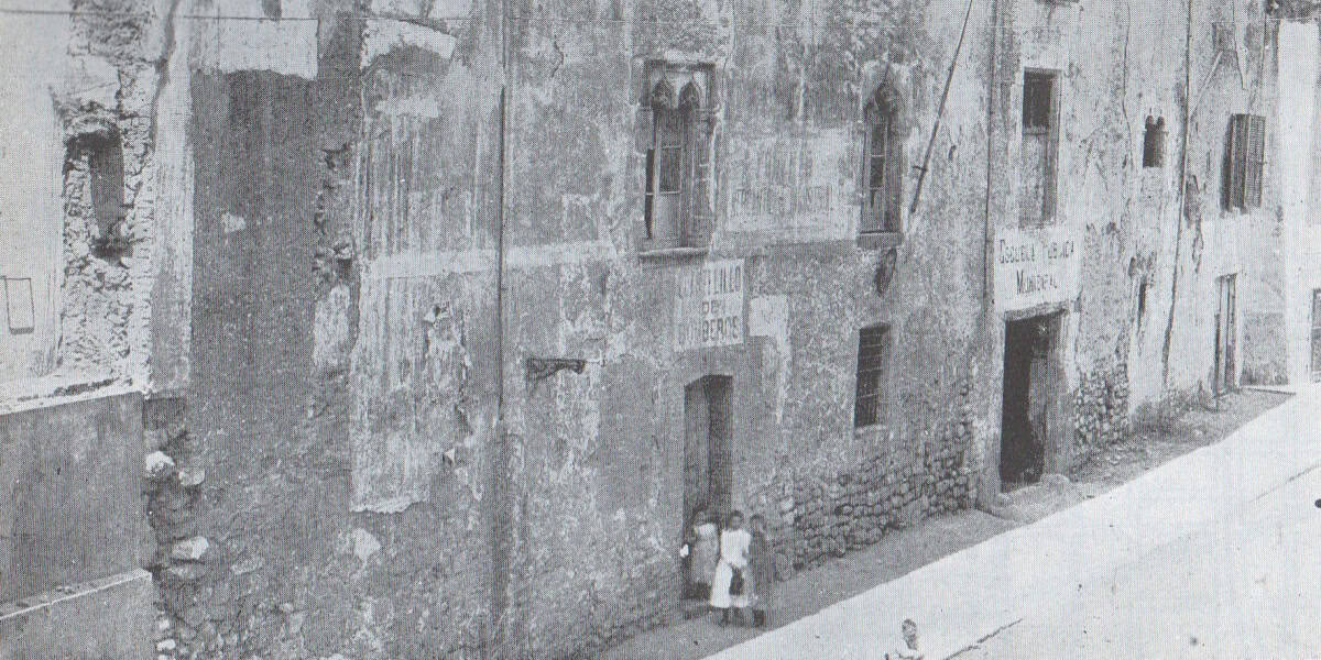 El Casal dels Meca, una de les nissagues sabadellenques, abans del seu enderrocament en 1899.