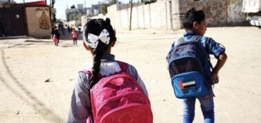 UNICEF/Loulou d’Aki Niños caminando hacia la escuela en Rafah, al sur de la Franja de Gaza