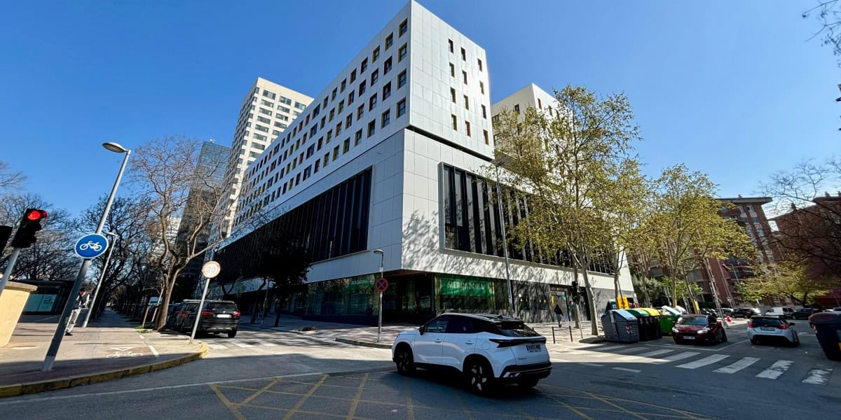 Foto portada: l'antic centre comercial Del Llac Center, que s'està reconvertint de la mà de la iniciativa privada, fa uns dies. Autor: J.d.A.