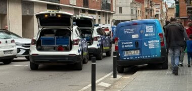 Foto portada: vehicles de la Policia Municipal. Autor: cedida.