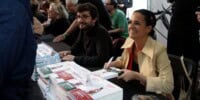 Foto portada: Gemma Ruiz, autora d'Argelagues, Aulagas en castellà, i de l'èxit 'Les nostres mares', a Barcelona, el dia de Sant Jordi de 2023. Autor: ACN.
