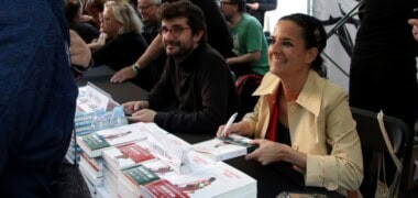 Foto portada: Gemma Ruiz, autora d'Argelagues, Aulagas en castellà, i de l'èxit 'Les nostres mares', a Barcelona, el dia de Sant Jordi de 2023. Autor: ACN.