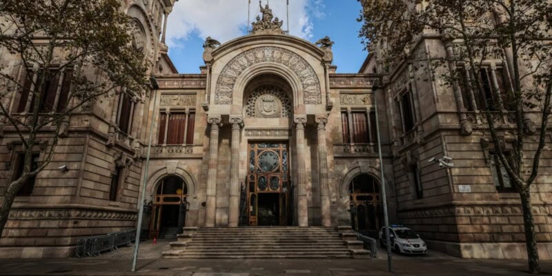 Foto portada: exterior del Palau de Justícia, seu del TSJC i de l'Audiència de Barcelona. És on es jutjarà el cas de la veïna que denuncia tortures i vexacions. Autor: Jordi Borràs / El Món.
