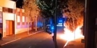 Foto portada: contenidors cremant al carrer de Raimon Casellas, al barri de Gràcia. Autor: AVG via Instagram.