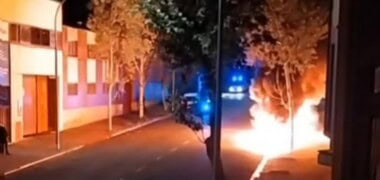 Foto portada: contenidors cremant al carrer de Raimon Casellas, al barri de Gràcia. Autor: AVG via Instagram.
