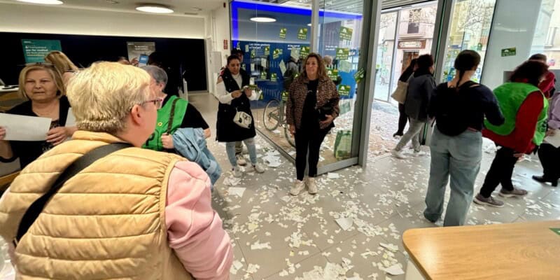 Membres de la PAH a l'oficina central del BBVA a Sabadell en protesta pel cas de Jaume Altimira, de 79 anys i amb dependència severa, que pot ser desallotjat del seu habitatge. Autor: J.d.A.