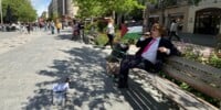 Foto portada: un músic de carrer, aquest dimecres al Passeig de la plaça Major. Autor: J.d.A.