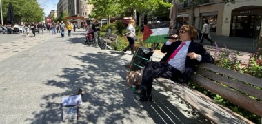Foto portada: un músic de carrer, aquest dimecres al Passeig de la plaça Major. Autor: J.d.A.