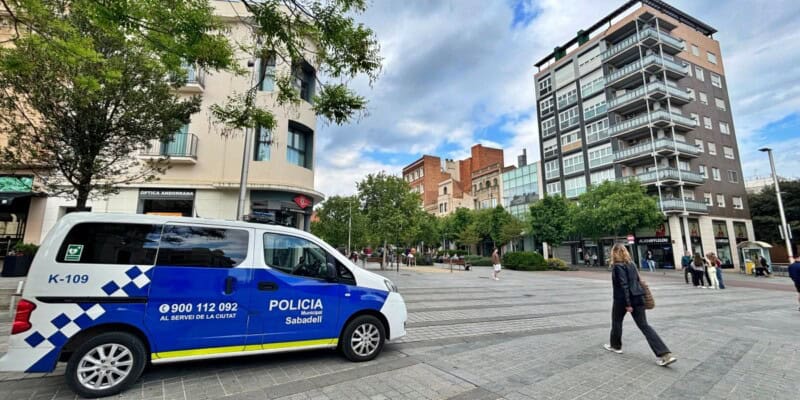 Un vehicle de la Policia Municipal, al Racó del Campanar, durant l'apagada general. "Sabadell ha tornat a la normalitat", diu Farrés. Autor: J.d.A.