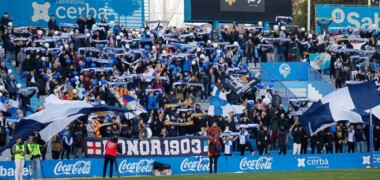 Aficionats del Sabadell a la Nova Creu Alta, que veuran de nou la Primera Federació. Autora: Dihor.