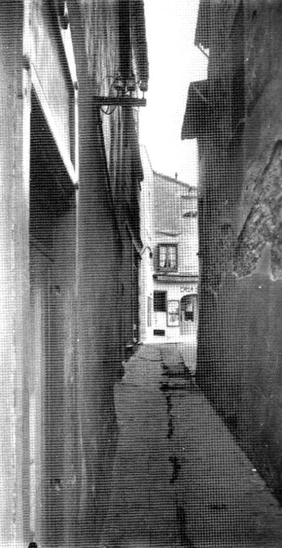 Arc de Sant Cristòfol, abans de l'enderroc el 1948. Joan Gusi/AFUES, en el nucli medieval de la vila