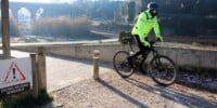 Foto portada: ciclistes al riu RIpoll. Autor: ACN.