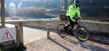 Foto portada: ciclistes al riu RIpoll. Autor: ACN.