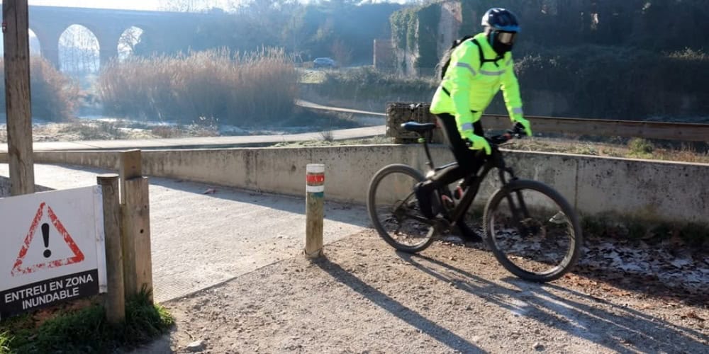 Foto portada: ciclistes al riu RIpoll. Autor: ACN.