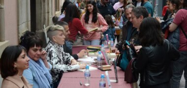 Signatures a la Llar del Llibre. Autor: Jordi M.