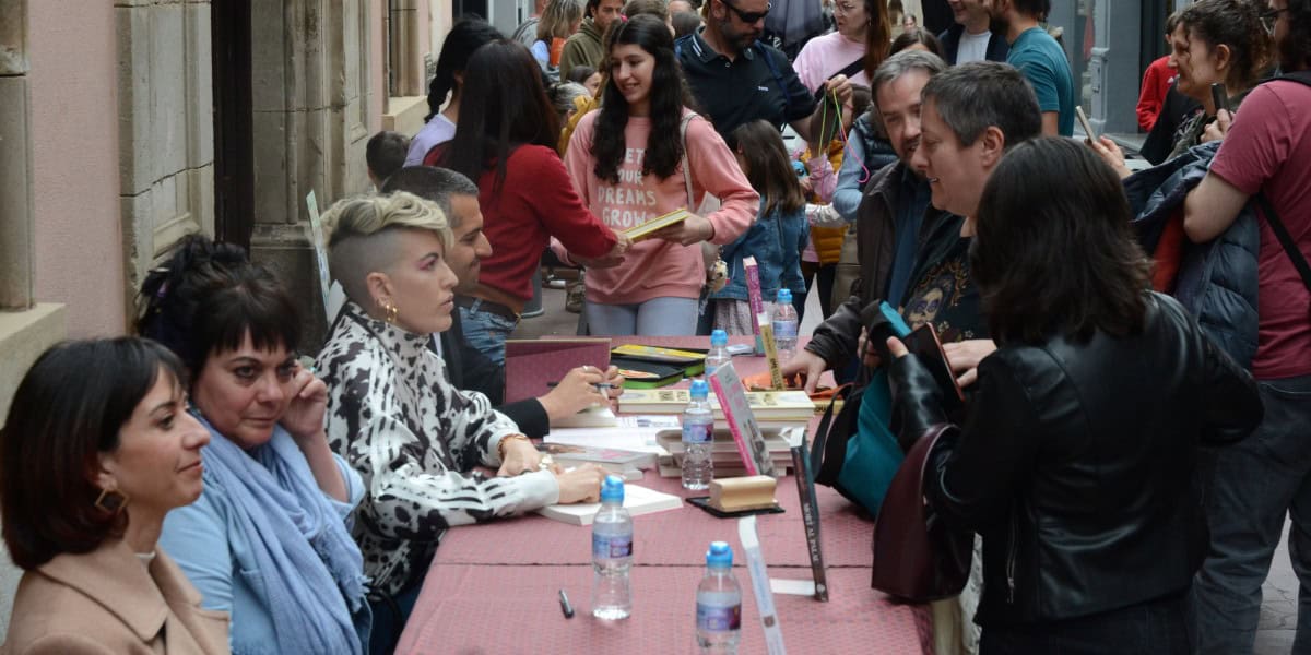 Signatures a la Llar del Llibre. Autor: Jordi M.