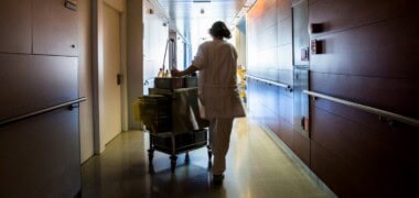 Foto portada: una infermera trasllada un carretó de cures a l'Hospital de Dia. Font: Banc d'Imatges Infermeres via Flickr. CC BY-NC-ND 2.0