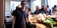Reinauguració de la pizzeria L'Artigiana, ara al carrer d'en Font cantonada amb Sant Quirze. Autor: D.Jiménez.