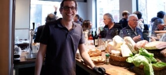 Reinauguració de la pizzeria L'Artigiana, ara al carrer d'en Font cantonada amb Sant Quirze. Autor: D.Jiménez.