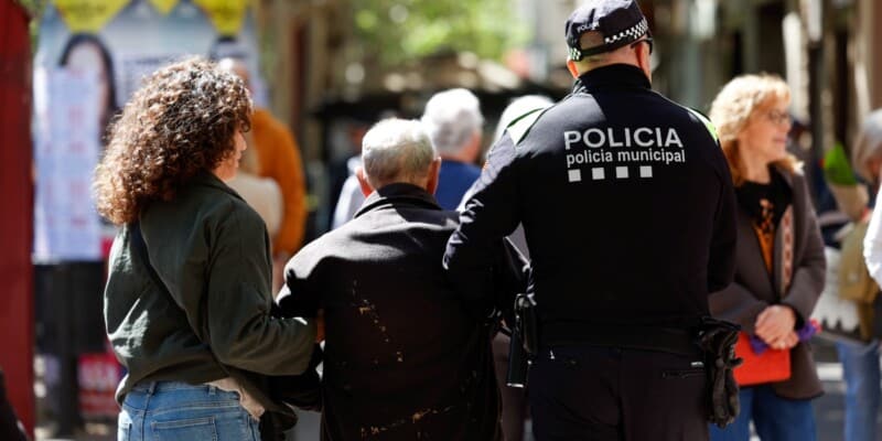 Un agent de la Policia Municipal assistint l'home que ha caigut a la Rambla. Autor: D.Jiménez.