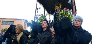 Foto portada: confraria de la Verge dels Dolors, durant la processó de Divendres Sant de Sabadell. Autor: J.d..A