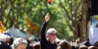 Foto portada: un ciutadà amb una rosa a la Rambla, aquest dimecres de Sant Jordi. Autor: D.Jiménez.
