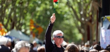 Foto portada: un ciutadà amb una rosa a la Rambla, aquest dimecres de Sant Jordi. Autor: D.Jiménez.