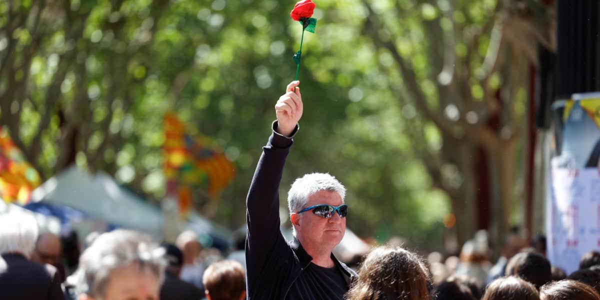 Foto portada: un ciutadà amb una rosa a la Rambla, aquest dimecres de Sant Jordi. Autor: D.Jiménez.