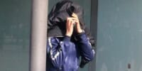 Pla sencer d'un dels detinguts per la presumpta violació de Sabadell sortint dels jutjats després que el jutge n'hagi decretat la llibertat, el 7 de febrer de 2019 (vertical)
