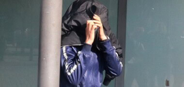 Pla sencer d'un dels detinguts per la presumpta violació de Sabadell sortint dels jutjats després que el jutge n'hagi decretat la llibertat, el 7 de febrer de 2019 (vertical)
