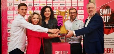 Foto de portada: Presentació de la SWIT CUP, amb els organitzadors de l'esdeveniment, acompanyats de les autoritats. Autor: Albert P