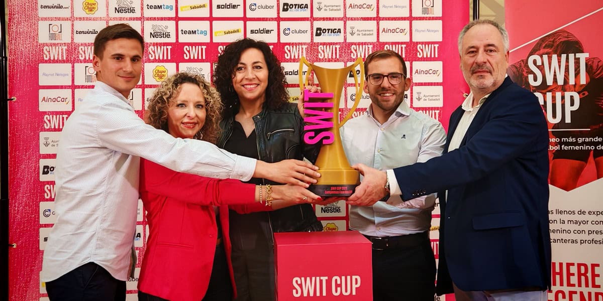 Foto de portada: Presentació de la SWIT CUP, amb els organitzadors de l'esdeveniment, acompanyats de les autoritats. Autor: Albert P