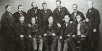 Fundadors del Institut Industrial de Sabadell (1864). Asseguts, d'esquerra a dreta: Pere Bulbena Oñós, Josep de C. Duran Mimó, Pere Turull Sallent (al centre), Antoni Serret Palau i Josep Torra Sendra. Drets, d'esquerra a dreta_ Antoni Casanovas Bosch, Pere Folguera Pla, Joan B. Corominas, Joan Gorina Morató, Domènec Buxeda Crehuet, Joan Casanovas Sallarès i Joan Sallarès Marra. Són una de les nissagues sabadellenques lligades al tèxtil.