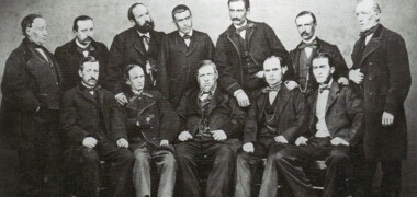 Fundadors del Institut Industrial de Sabadell (1864). Asseguts, d'esquerra a dreta: Pere Bulbena Oñós, Josep de C. Duran Mimó, Pere Turull Sallent (al centre), Antoni Serret Palau i Josep Torra Sendra. Drets, d'esquerra a dreta_ Antoni Casanovas Bosch, Pere Folguera Pla, Joan B. Corominas, Joan Gorina Morató, Domènec Buxeda Crehuet, Joan Casanovas Sallarès i Joan Sallarès Marra. Són una de les nissagues sabadellenques lligades al tèxtil.