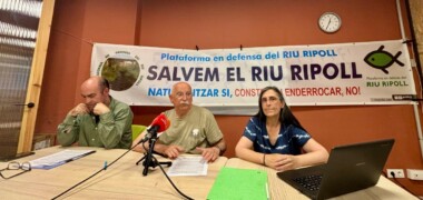 Foto portada: membres de les entitats ecologistes contra el canvi del Pla Generalitat a l'àmbit del riu Ripoll. Autor: J.d.A.