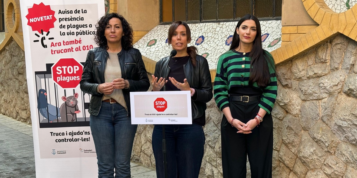 Foto portada: la tinenta d'alcaldessa Montse González, l'alcaldessa Marta Farrés i la regidora de Salut i Plagues Urbanes, Sílvia Garcia, aquest matí. Autor: J.d.A.