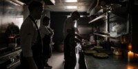 Un restaurant, cuinant amb espelmes el dia de l'apagada genera. Autor: ACN.