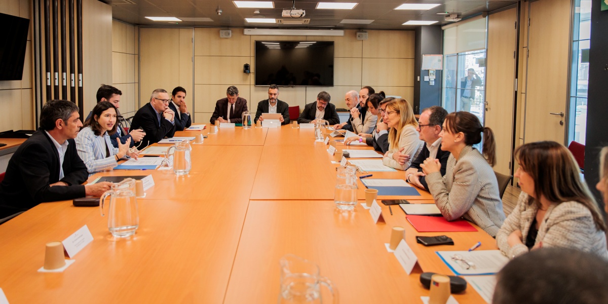 Foto portada: reunió dels alcaldes de l'Arc Metropolità amb la consellera d'Interior, Núria Parlon. Autor: Interior.
