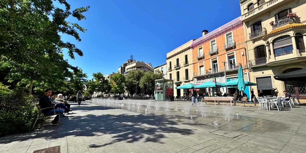 Foto portada: les noves fonts ornamentals del Passeig de la plaça Major. Autor: J.d.A.