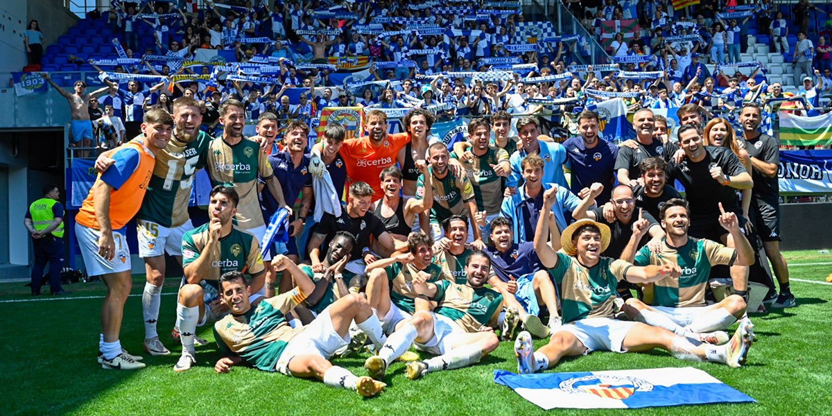 Foto portada: celebració al final del partit dels jugadors del Sabadell. Autor: CE Sabadell via X.