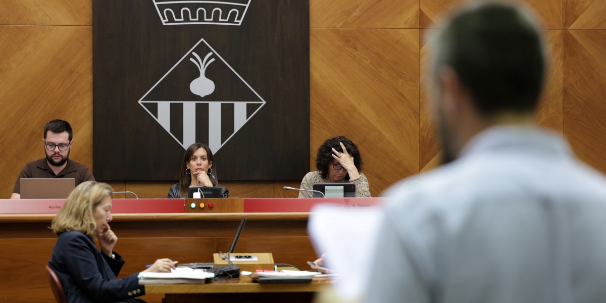 Foto portada: intervenció del portaveu de l'Associació Cultural Can Feu, al ple. Autor: D.Jiménez.