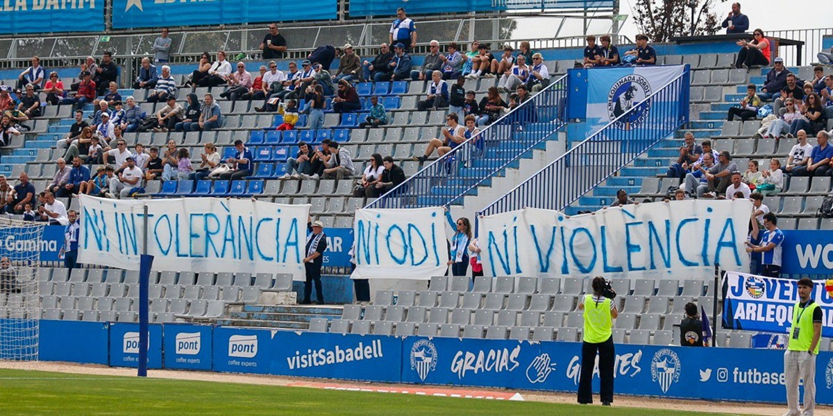 Pancarta desplegada al Gol Sud de la Nova Creu Alta el passat 13 d'abril, després dels fets del Nou Sardenya. Autora: Dihor.