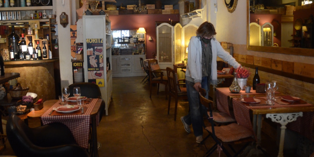 Foto portada: el restaurant Al tanto que va de canto, l'any 2012. Autor: David B.