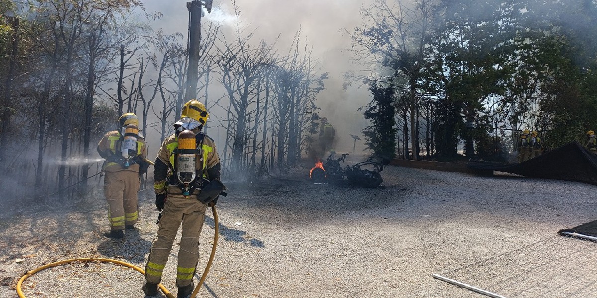 Foto portada: exterior de la masia Castellarnau, durant l'actuació dels Bombers. Autor: @Bombers / X.