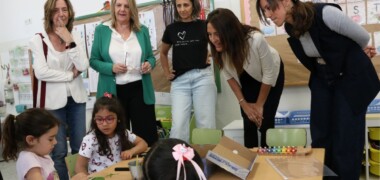 Foto portada: un moment de la visita a l'escola Pau Casals. Autor: ACN.